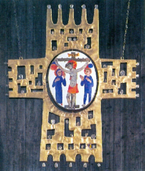 Pfarrkirche, Kreuz von Egino Weinert über dem Hauptaltar