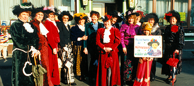 Gruppenbild vor dem Möhnenumzug etwa Ende 70er Jahre - (v.l.) Magret Jakobs, Hannelore Plenz, Hildegart Söte, Renate Lüdtke, Ulla Müller, Marlene Unkelbach, Ulla Bauer, Katherina Schuld, Gabi Schmitz, Ulla Schmitz, Ruth Sausen, Karin Nordmann Gruppenbild vor dem Möhnenumzug etwa Ende 70er Jahre - (v.l.) Magret Jakobs, Hannelore Plenz, Hildegart Söte, Renate Lüdtke, Ulla Müller, Marlene Unkelbach, Ulla Bauer, Katherina Schuld, Gabi Schmitz, Ulla Schmitz, Ruth Sausen, Karin Nordmann