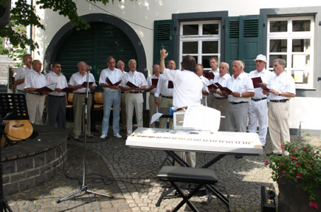 Lieder und Wein unter der Dorflinde