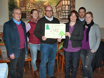 Spenden�bergabe aus der Weihnachtsbaumaktion der Uni-Bonn